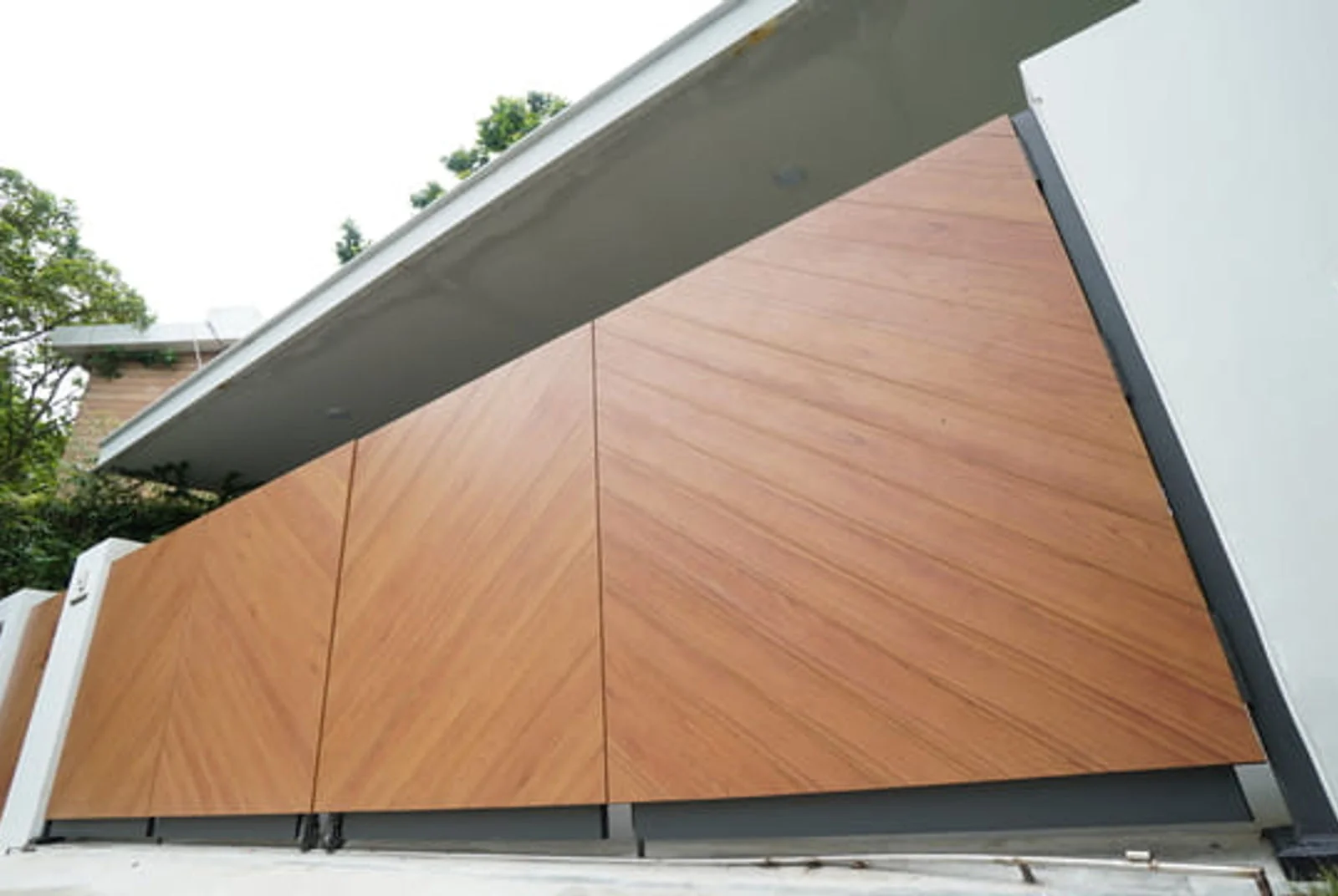 Alufence aluminium driveway gate