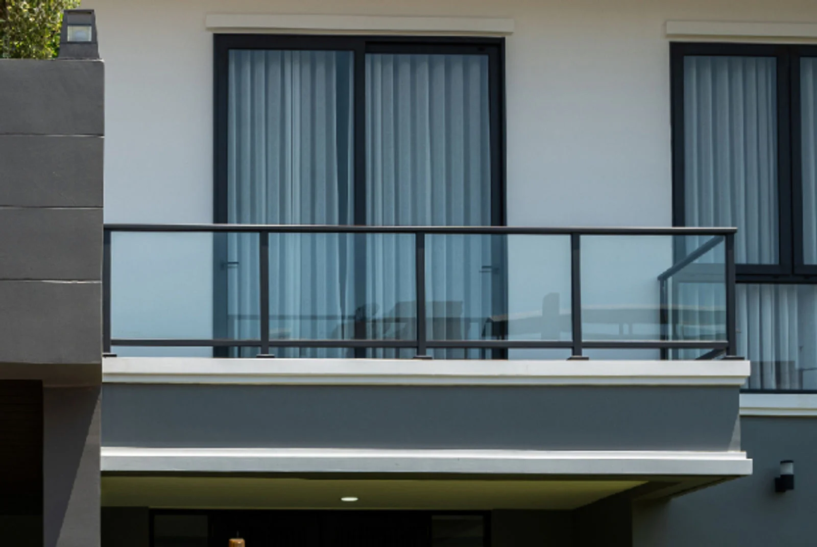 Alufence glass aluminium railing