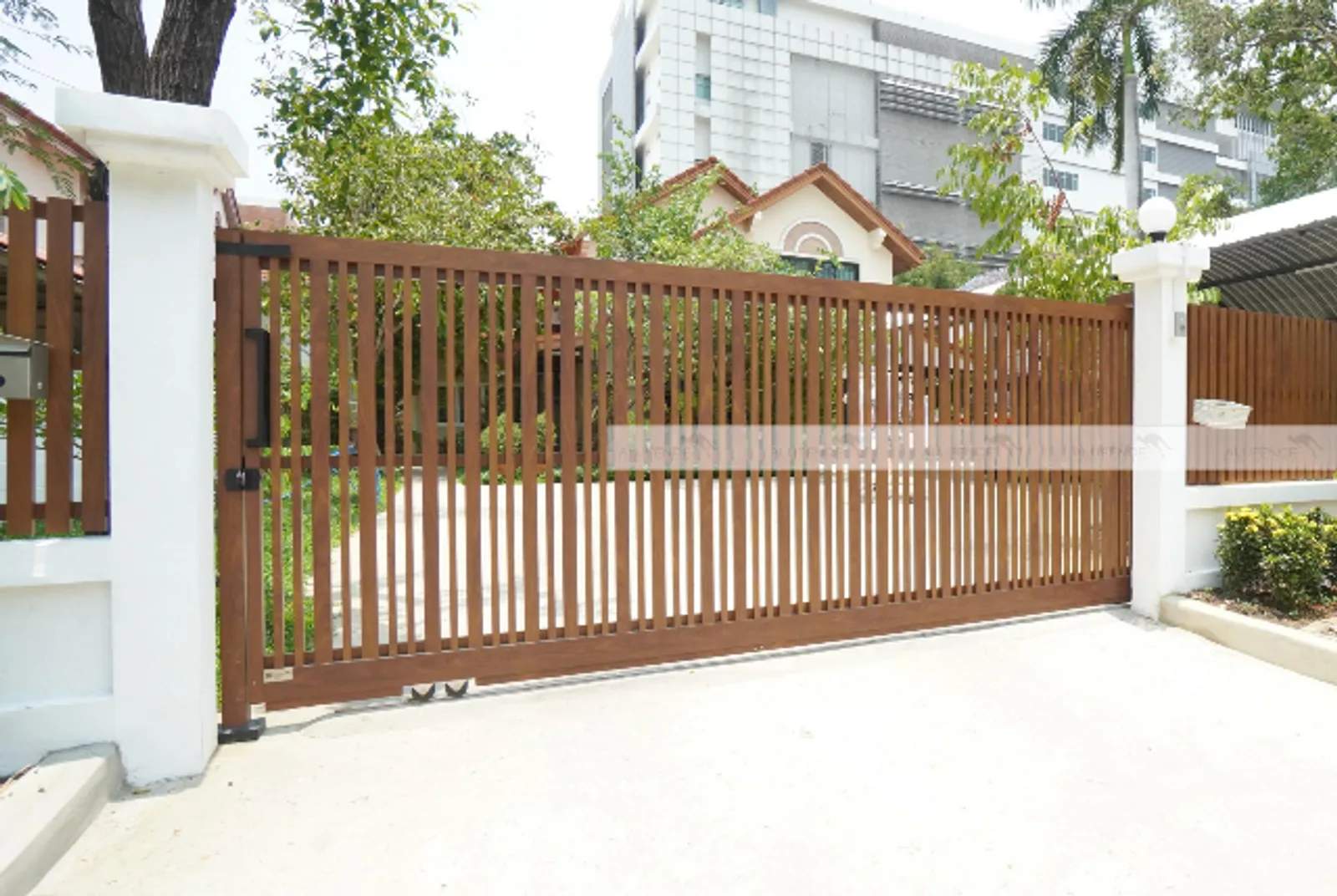 Alufence aluminium driveway gate design