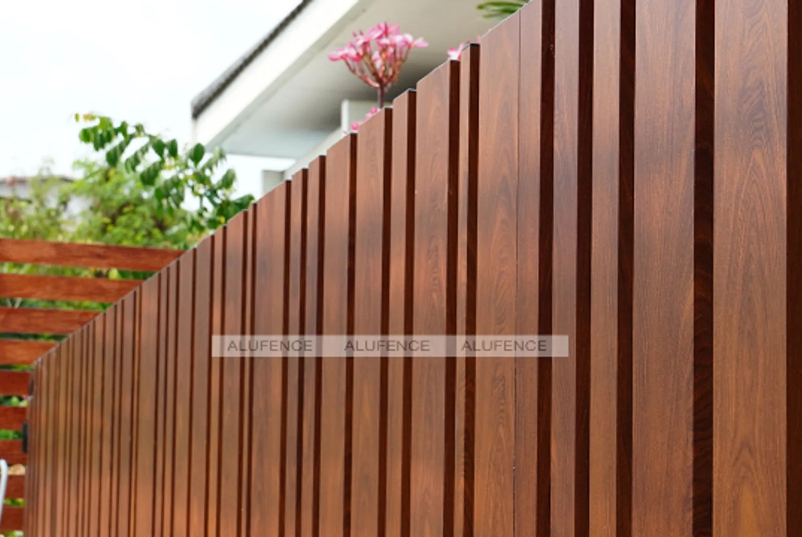 Alufence aluminium gate horizontal lines