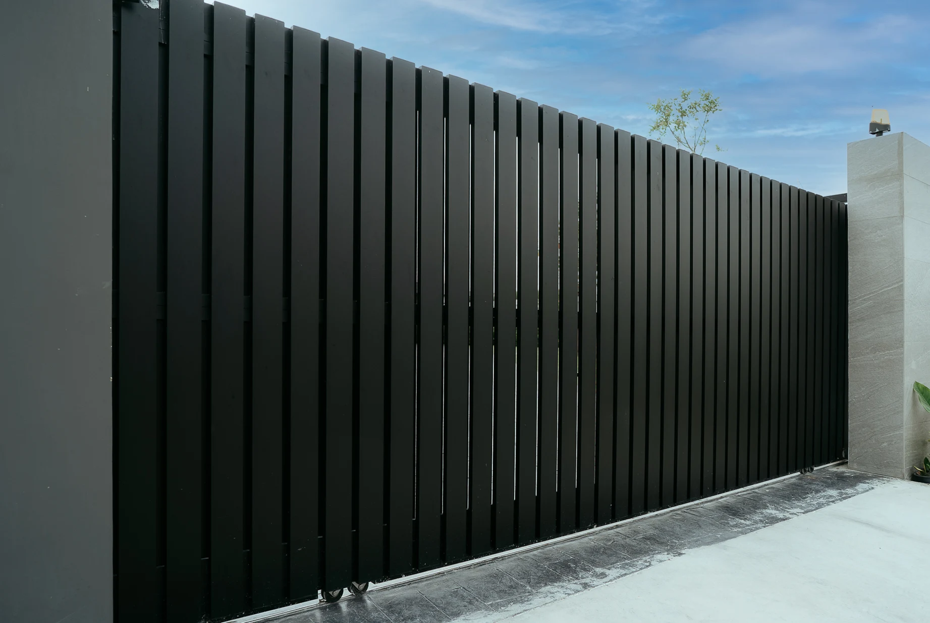Alufence aluminium gate for modern house
