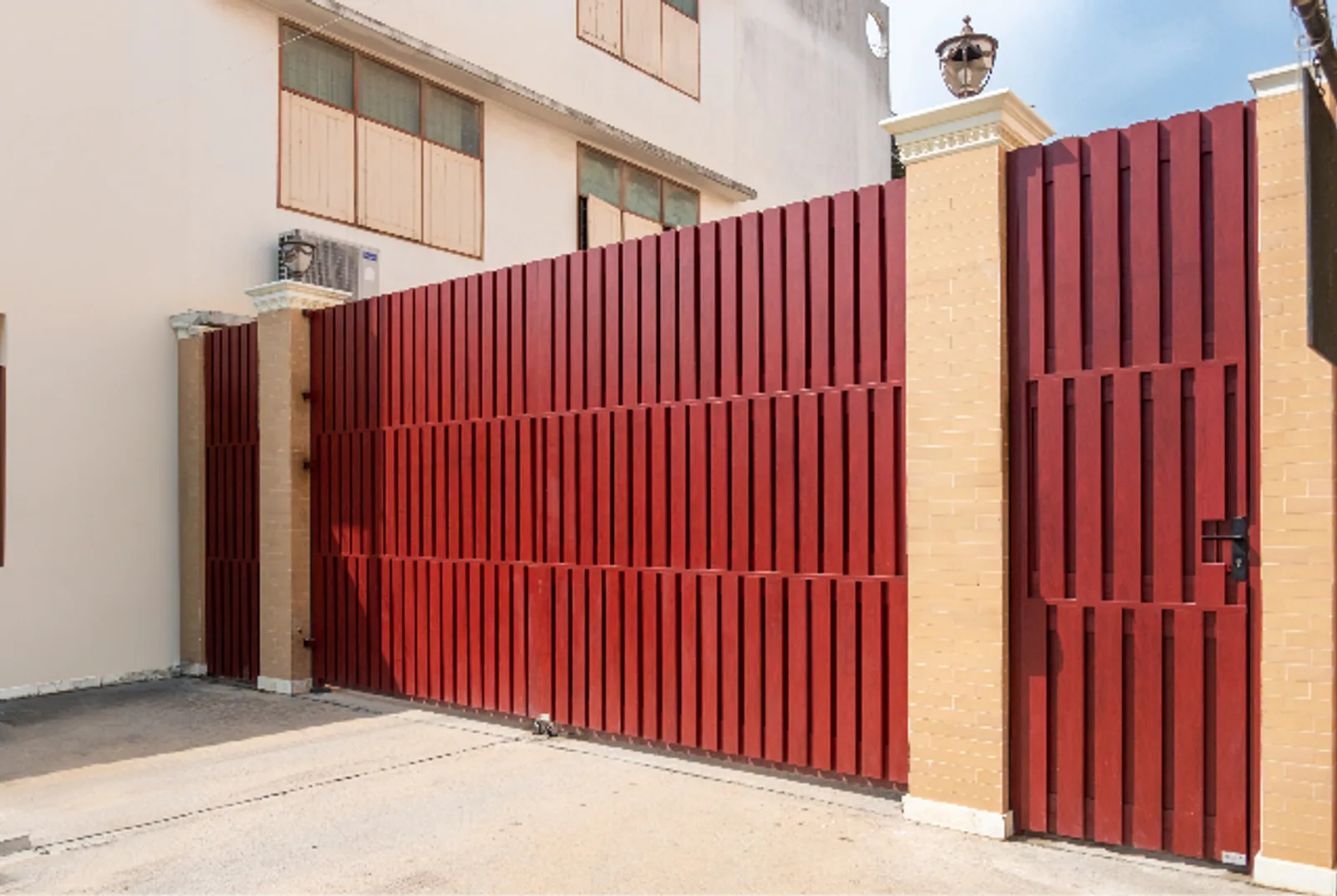 Alufence aluminium gate for classic house