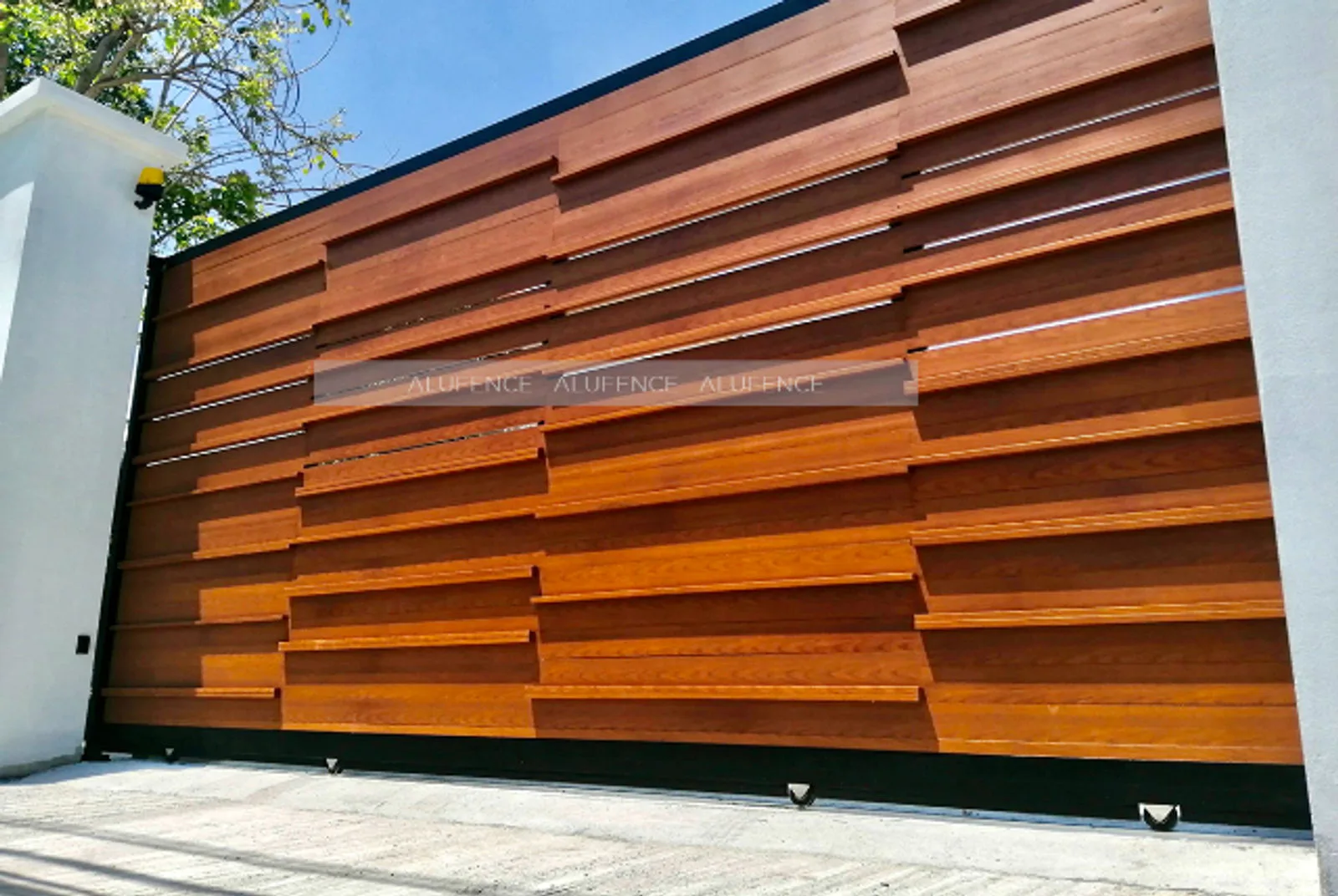 Alufence open-style aluminium front gate
