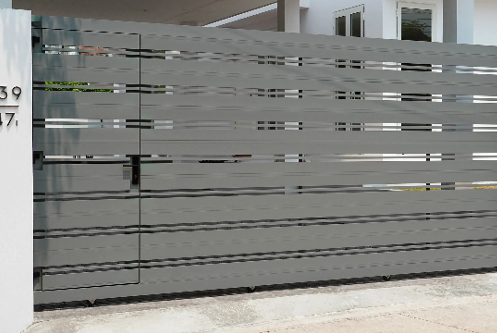 Alufence solid-panel aluminium front gate