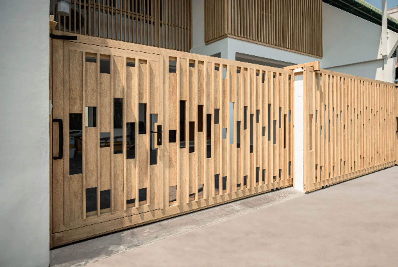 Alufence woodgrain aluminium front gate