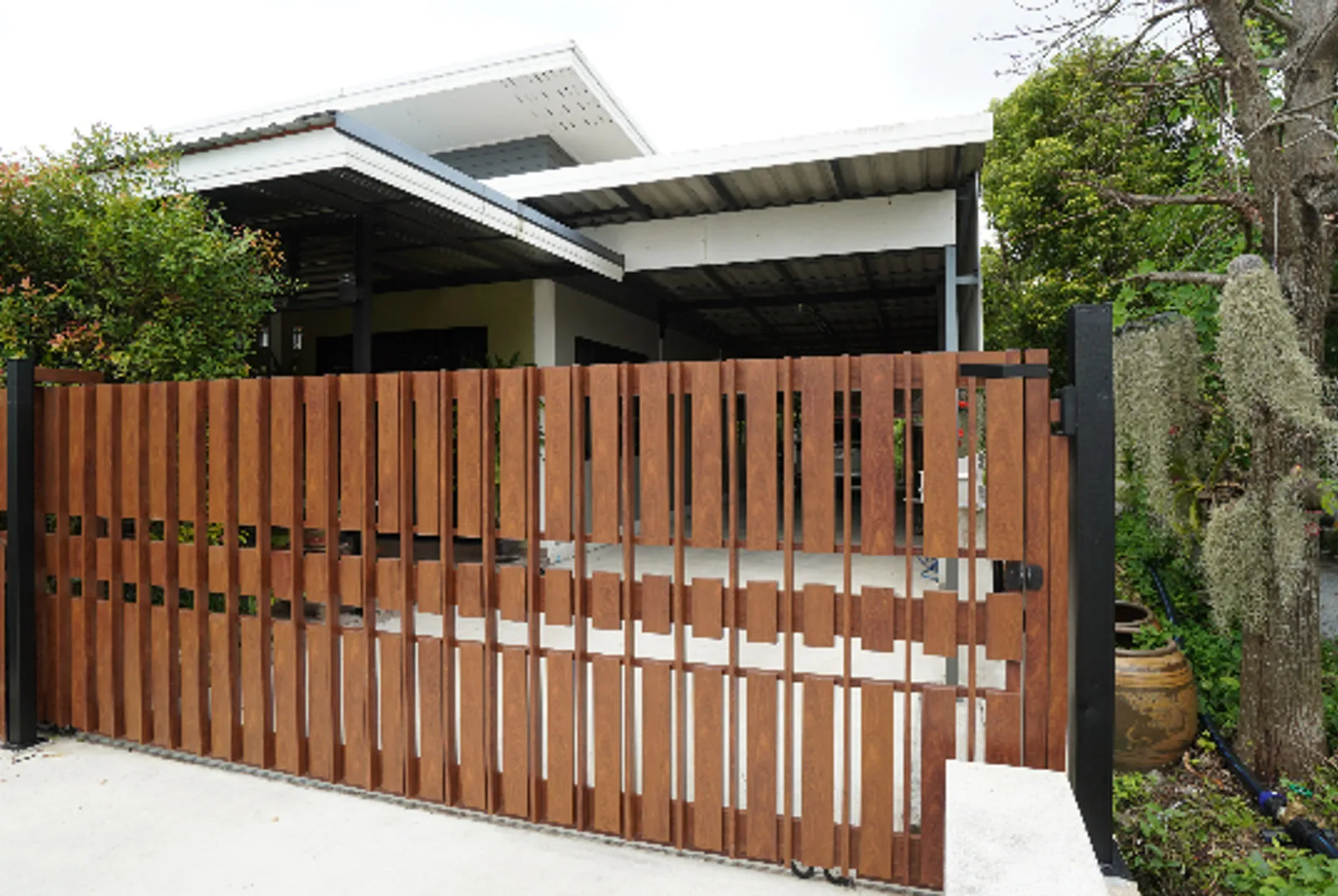 Alufence sliding aluminium front gate