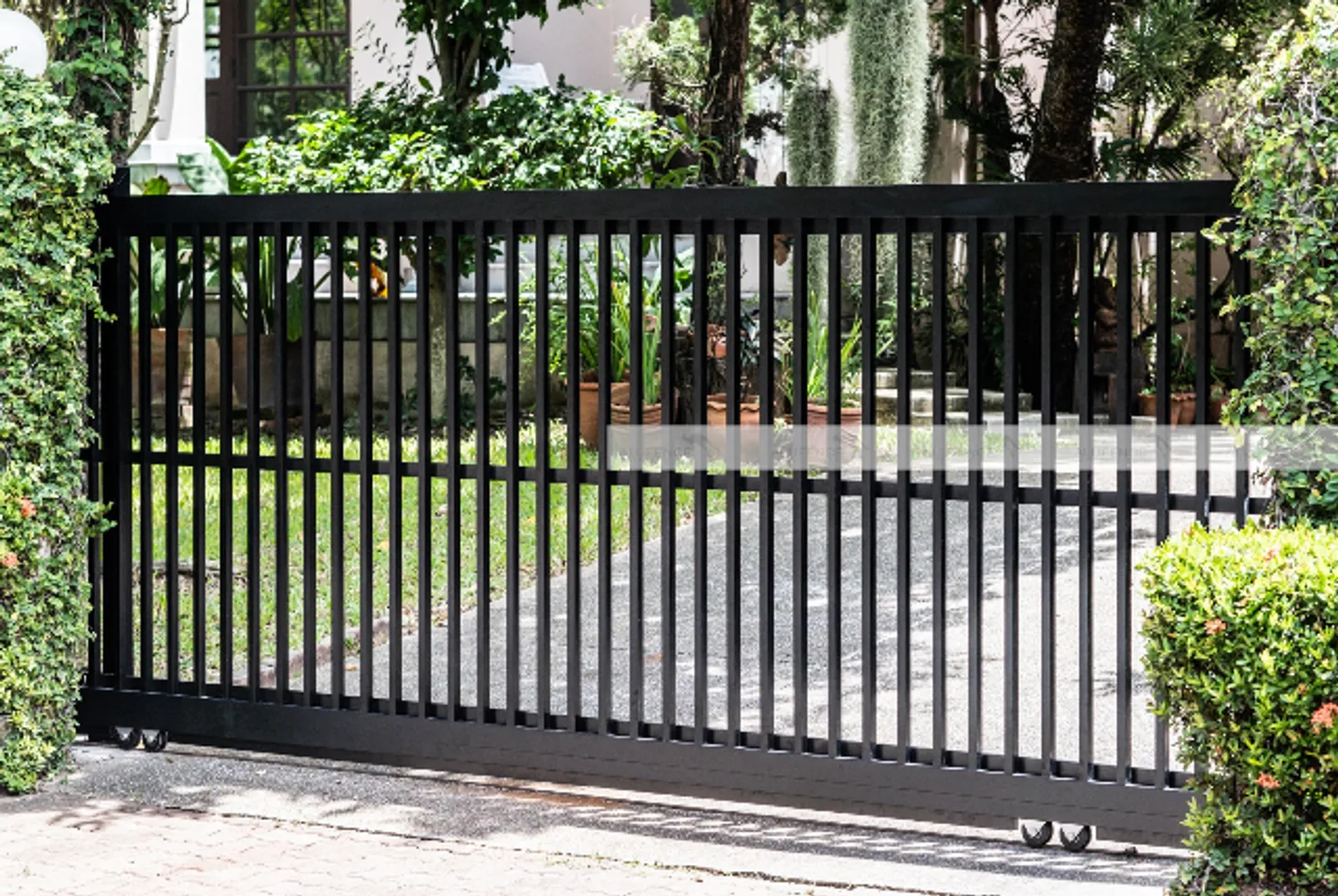 Alufence modern aluminium gate