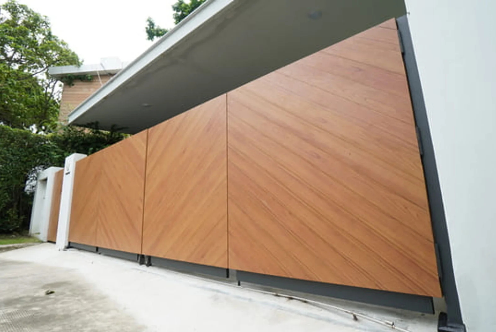 Alufence aluminium driveway gate