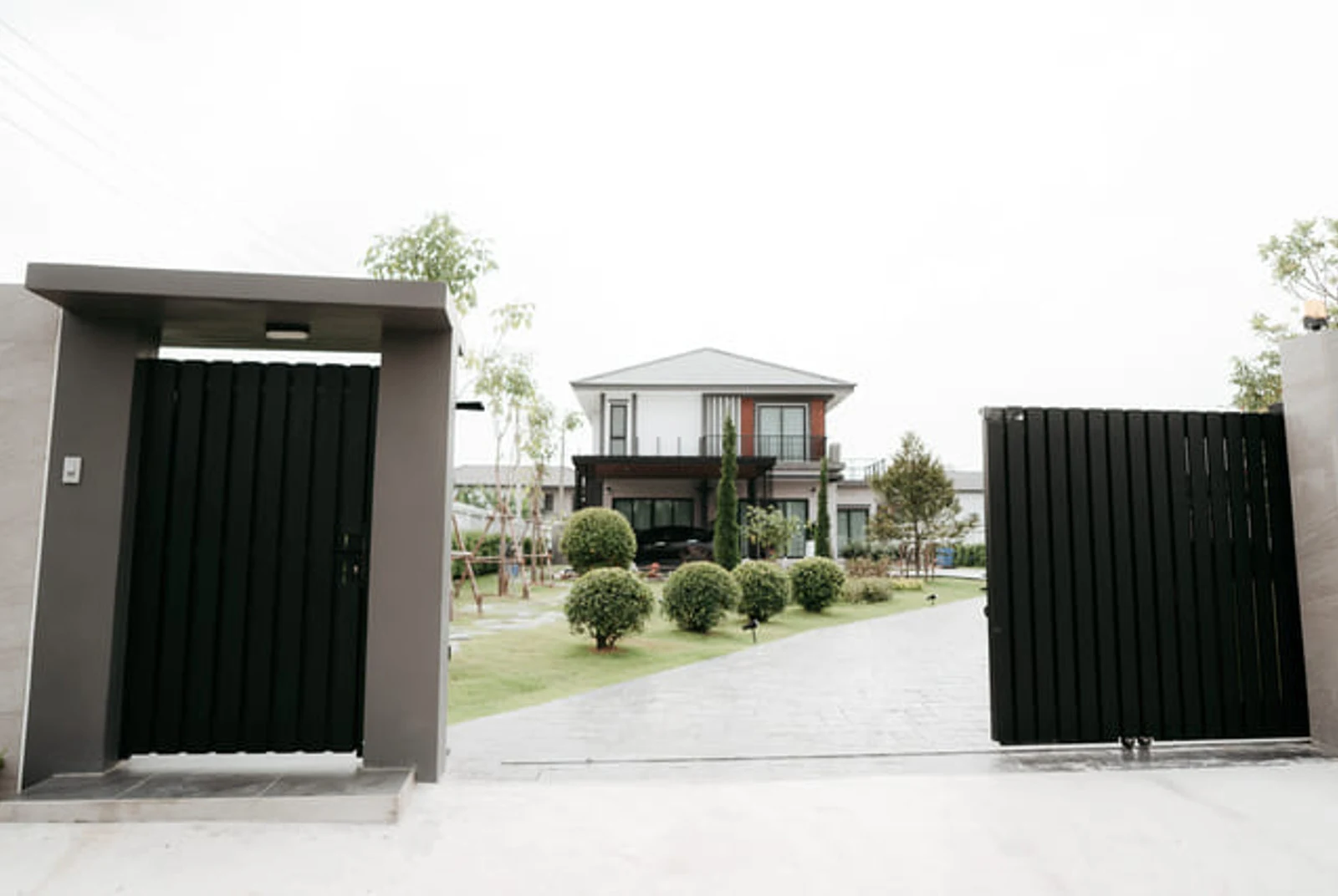 ประตูเสริมอลูมิเนียม Alufence ข้างประตูรั้ว