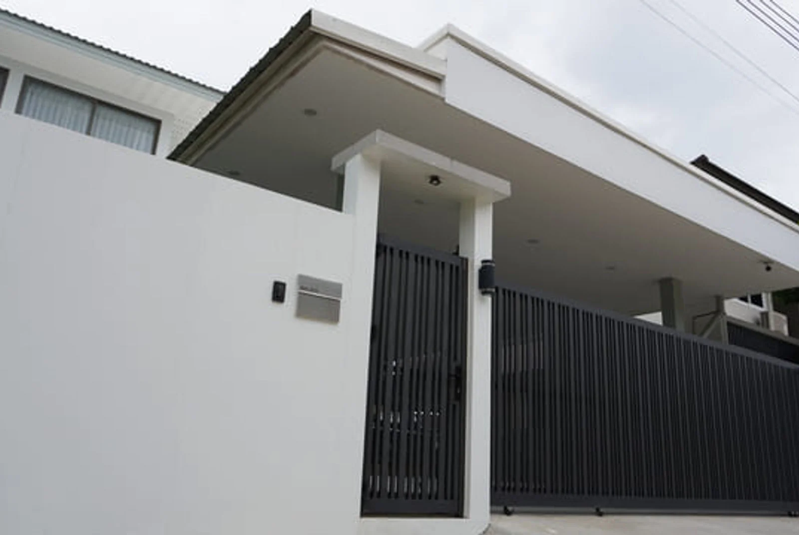 Alufence modern aluminium gate