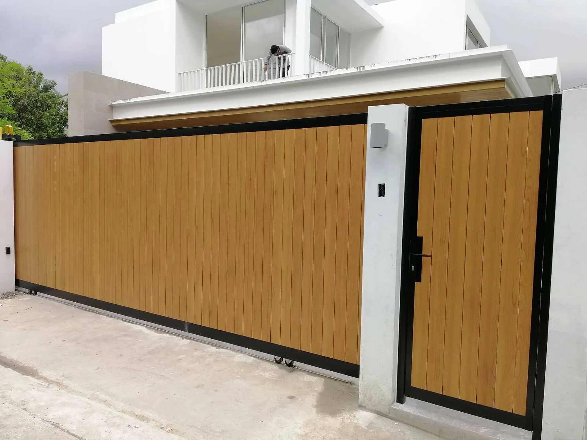 Aluminium gate example Black — 2