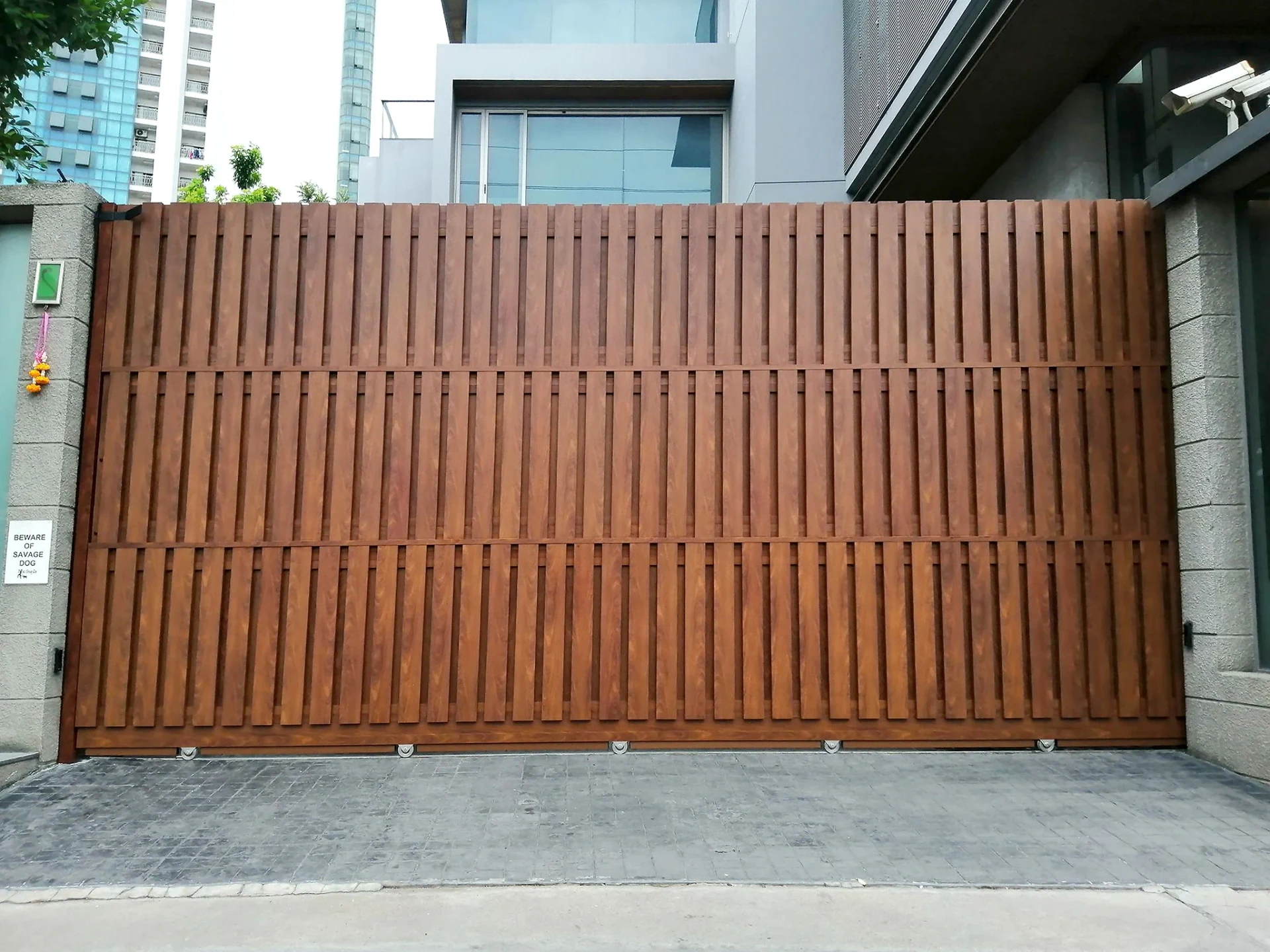 ผลงานติดตั้งประตูรั้วอลูมิเนียมลาย Cross Line โดย Alufence