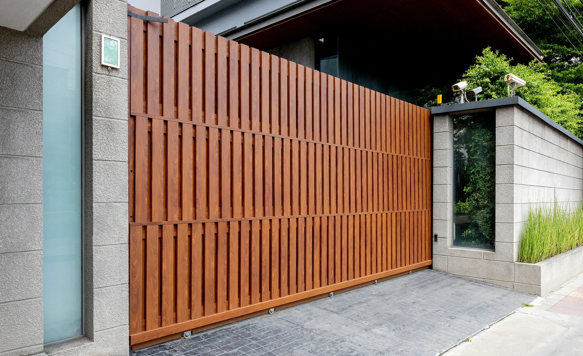 Aluminium gate example Cross Line — 2