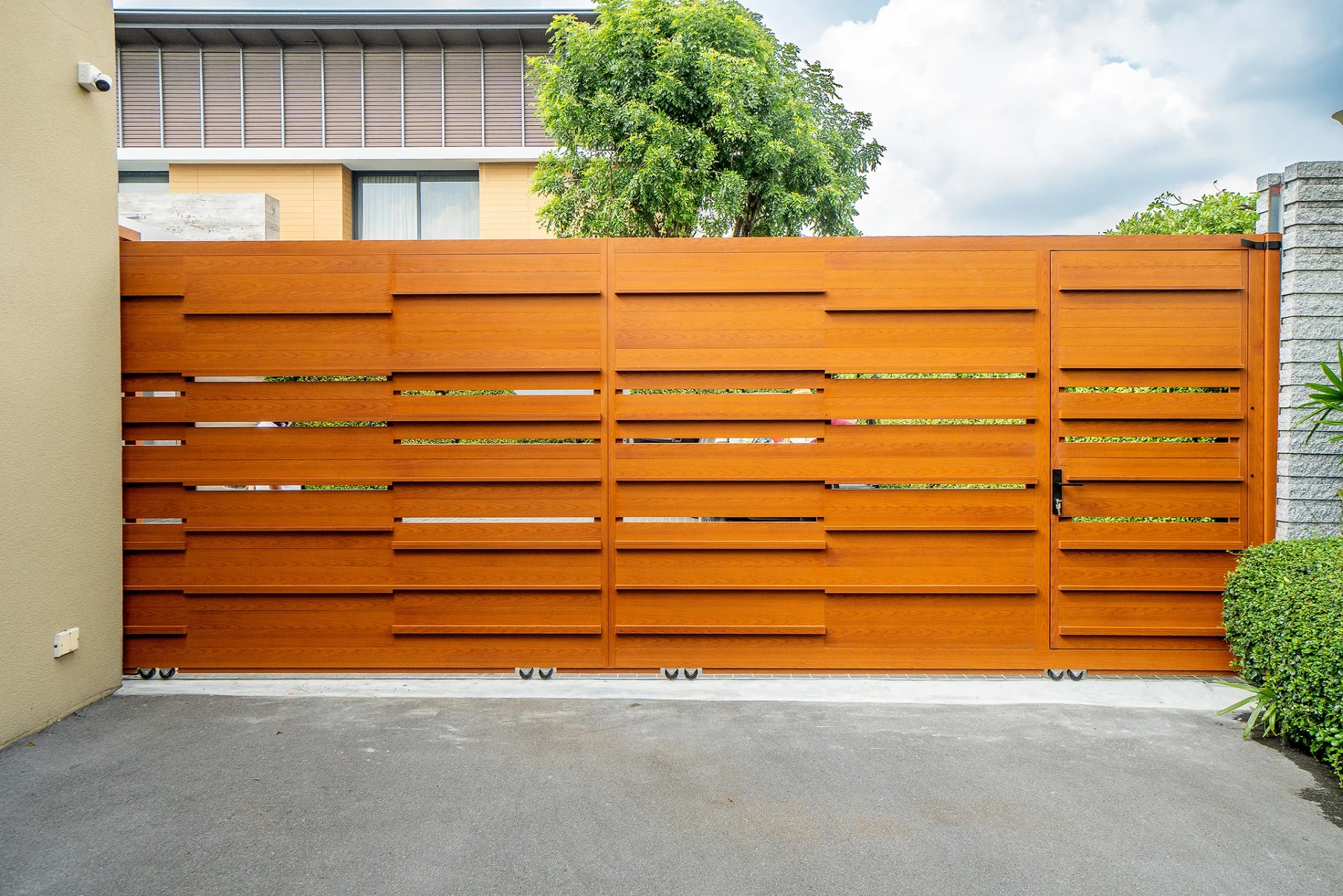 ผลงานติดตั้งประตูรั้วอลูมิเนียมลาย Lighting โดย Alufence