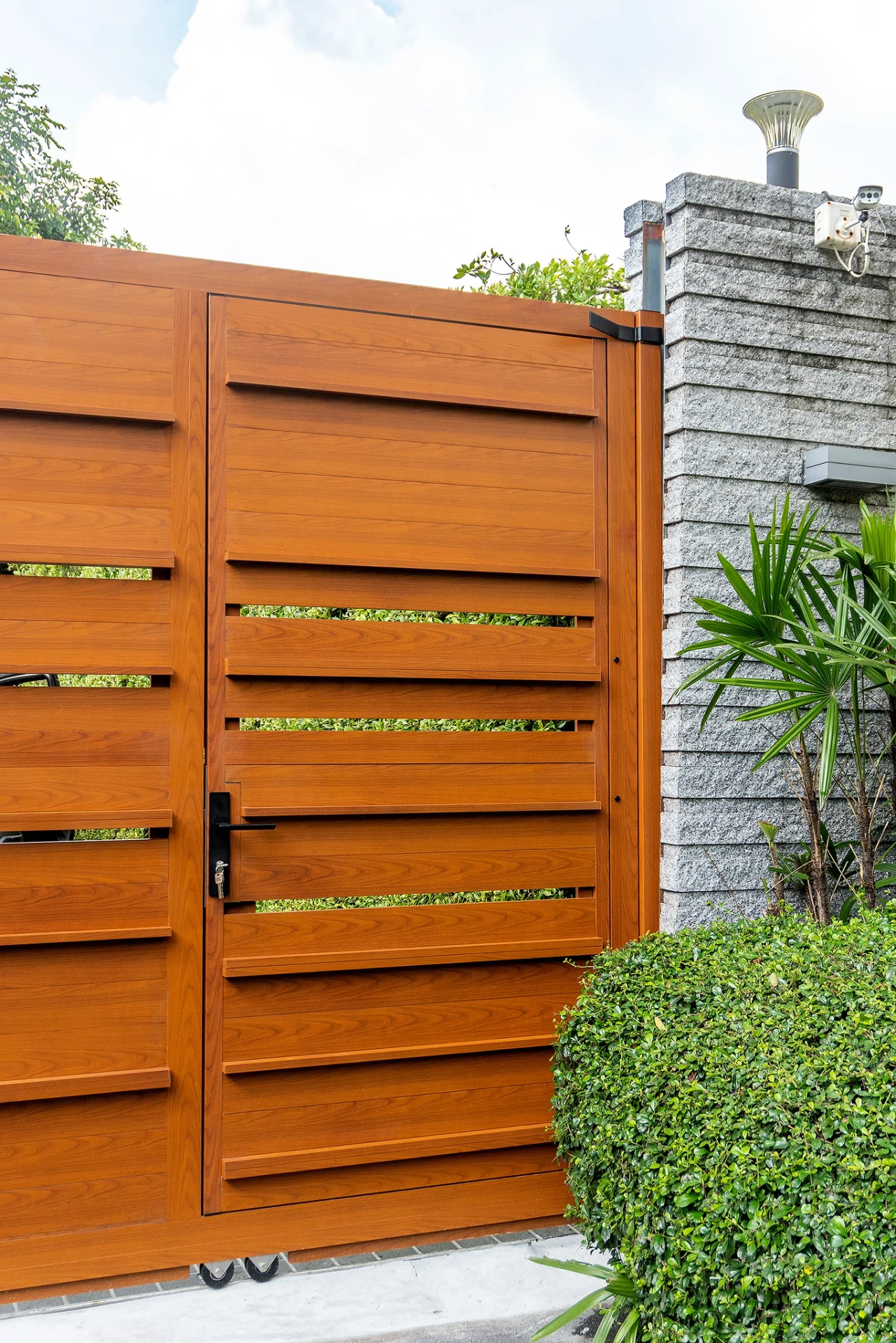 Aluminium gate example Lighting — 2