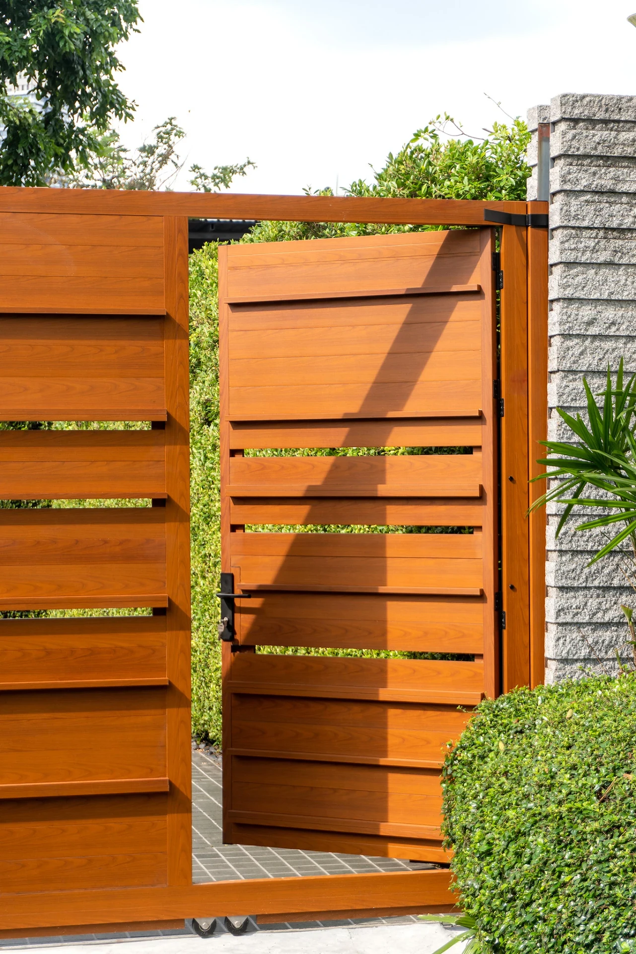 Aluminium gate example Lighting — 3