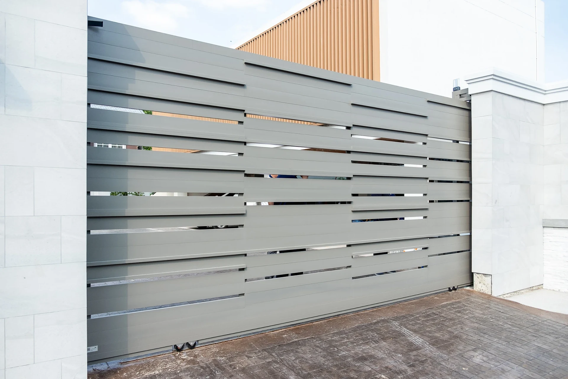 Aluminium gate example Lighting — 11