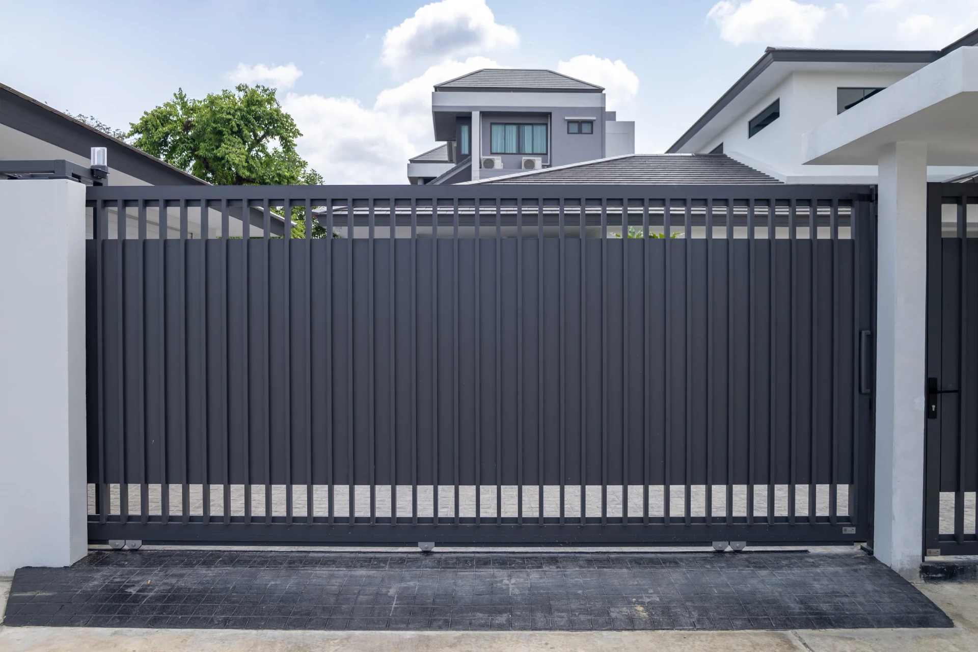 ผลงานติดตั้งประตูรั้วอลูมิเนียมลาย ลายใหม่ โดย Alufence