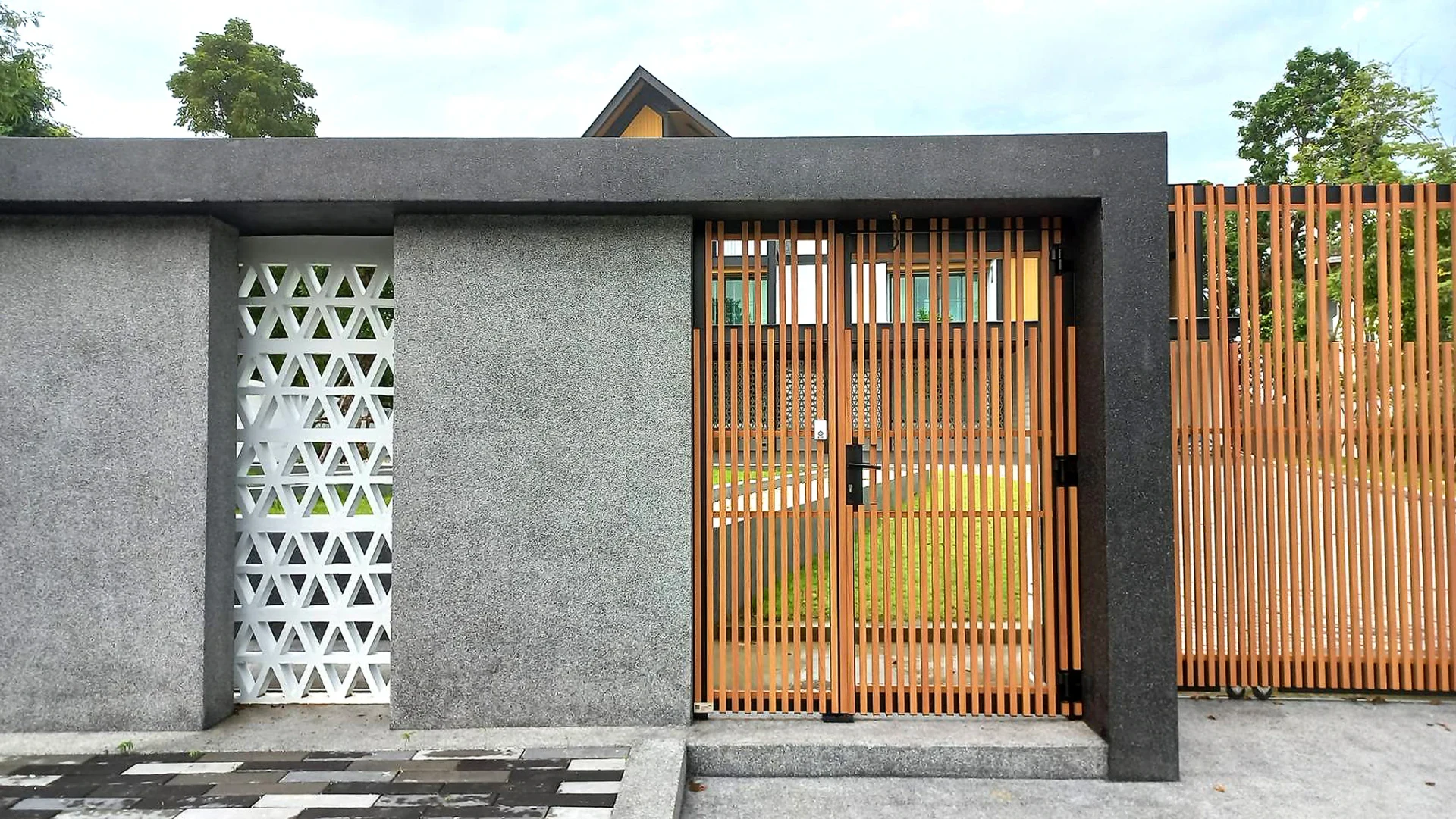 ผลงานติดตั้งประตูรั้วอลูมิเนียมลาย Open Gate โดย Alufence
