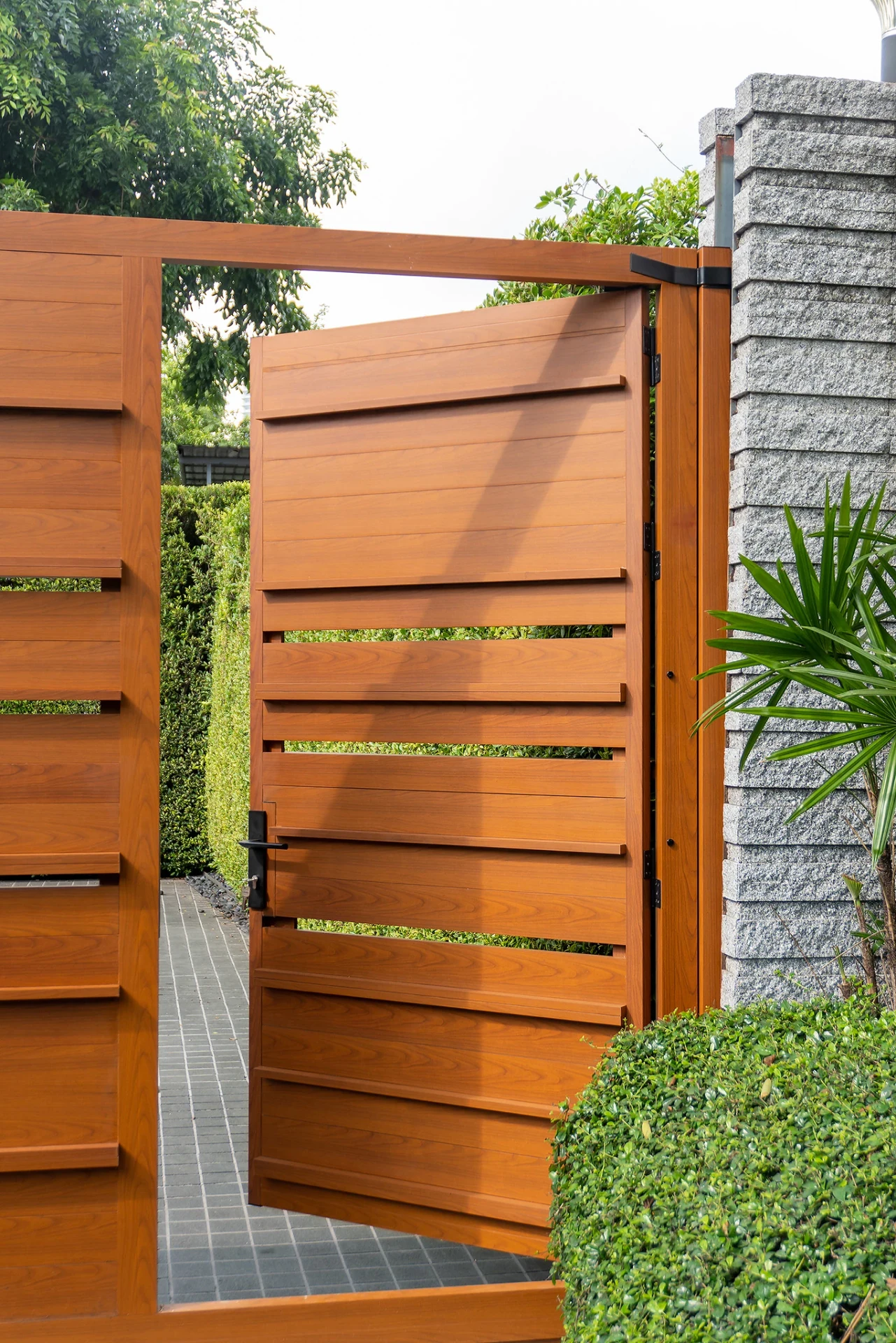 Aluminium gate example Open Gate — 10