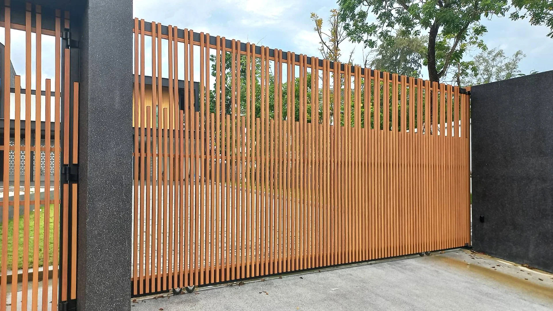 ผลงานติดตั้งประตูรั้วอลูมิเนียมลาย Piano โดย Alufence
