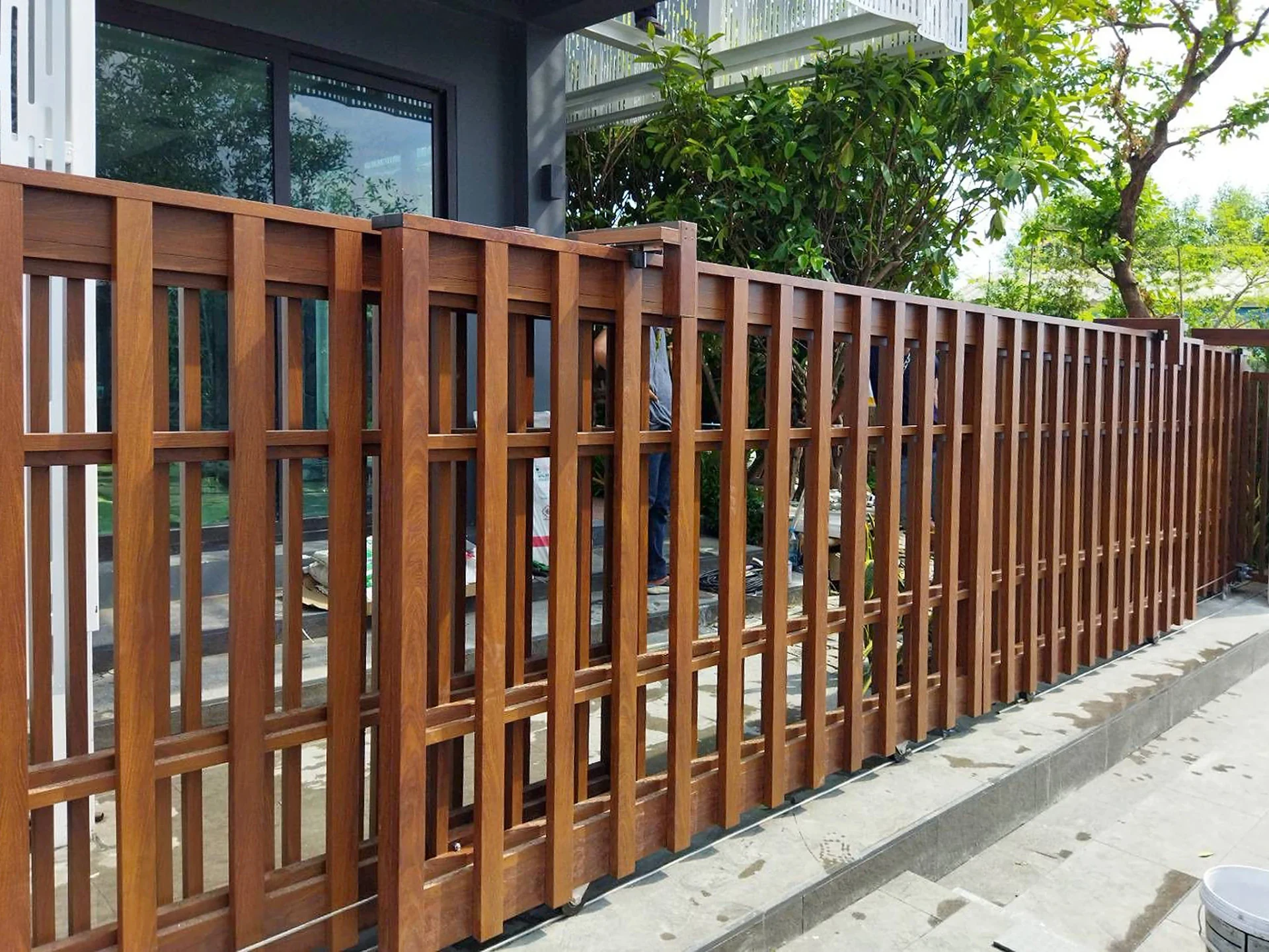 ผลงานติดตั้งประตูรั้วอลูมิเนียมลาย Railroad โดย Alufence
