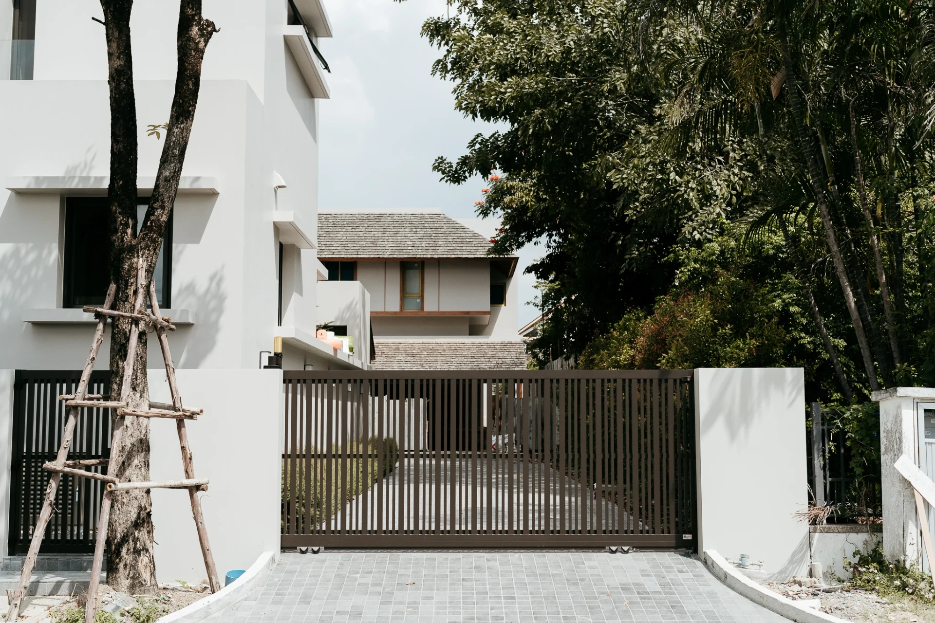 ผลงานติดตั้งประตูรั้วอลูมิเนียมลาย Random โดย Alufence