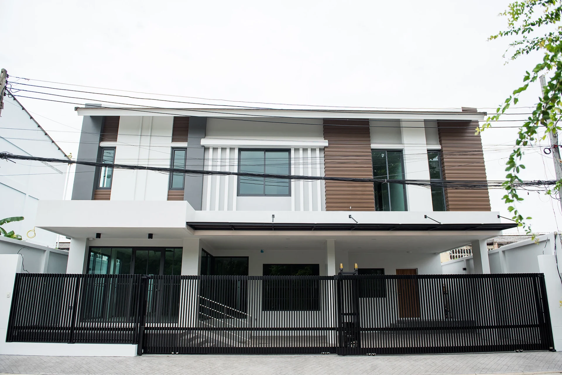 ผลงานติดตั้งประตูรั้วอลูมิเนียมลาย Standard โดย Alufence