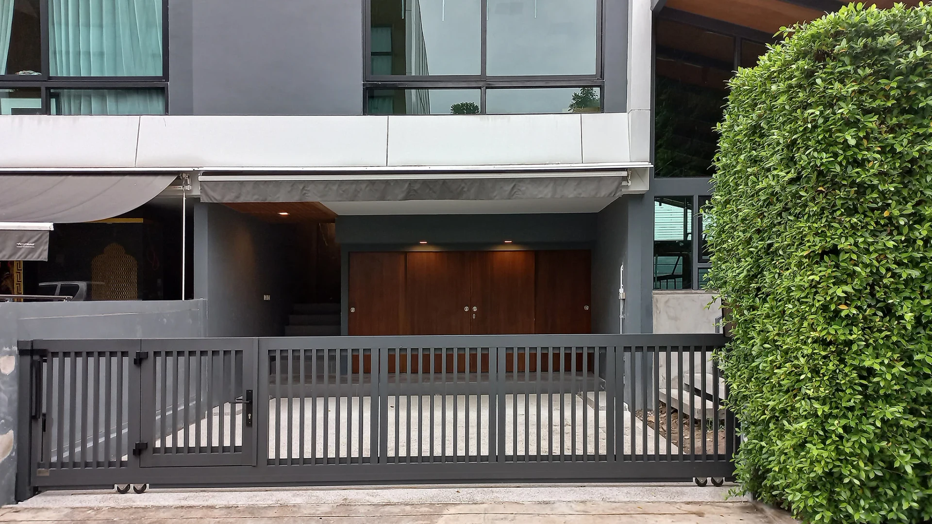 ผลงานติดตั้งประตูรั้วอลูมิเนียมลาย Thin โดย Alufence