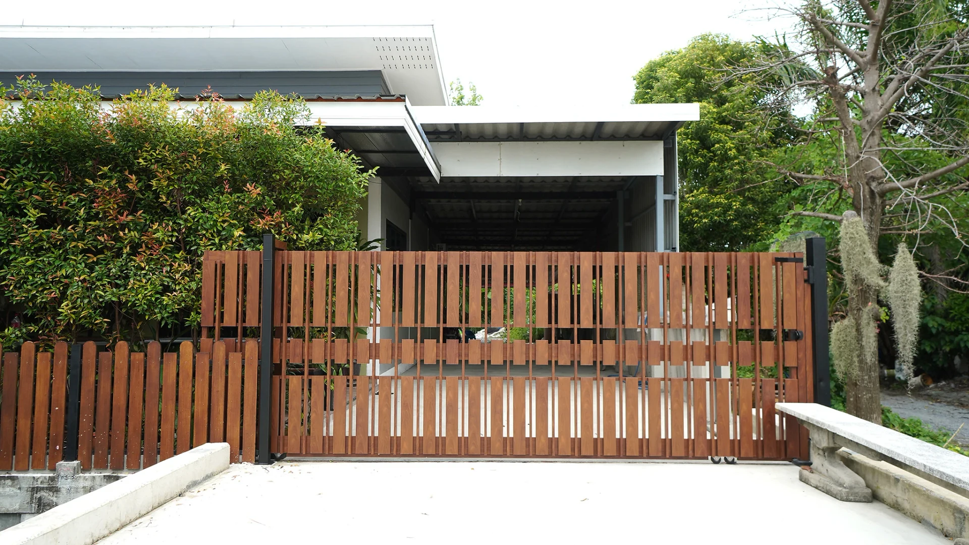 ผลงานติดตั้งประตูรั้วอลูมิเนียมลาย Triple Through โดย Alufence