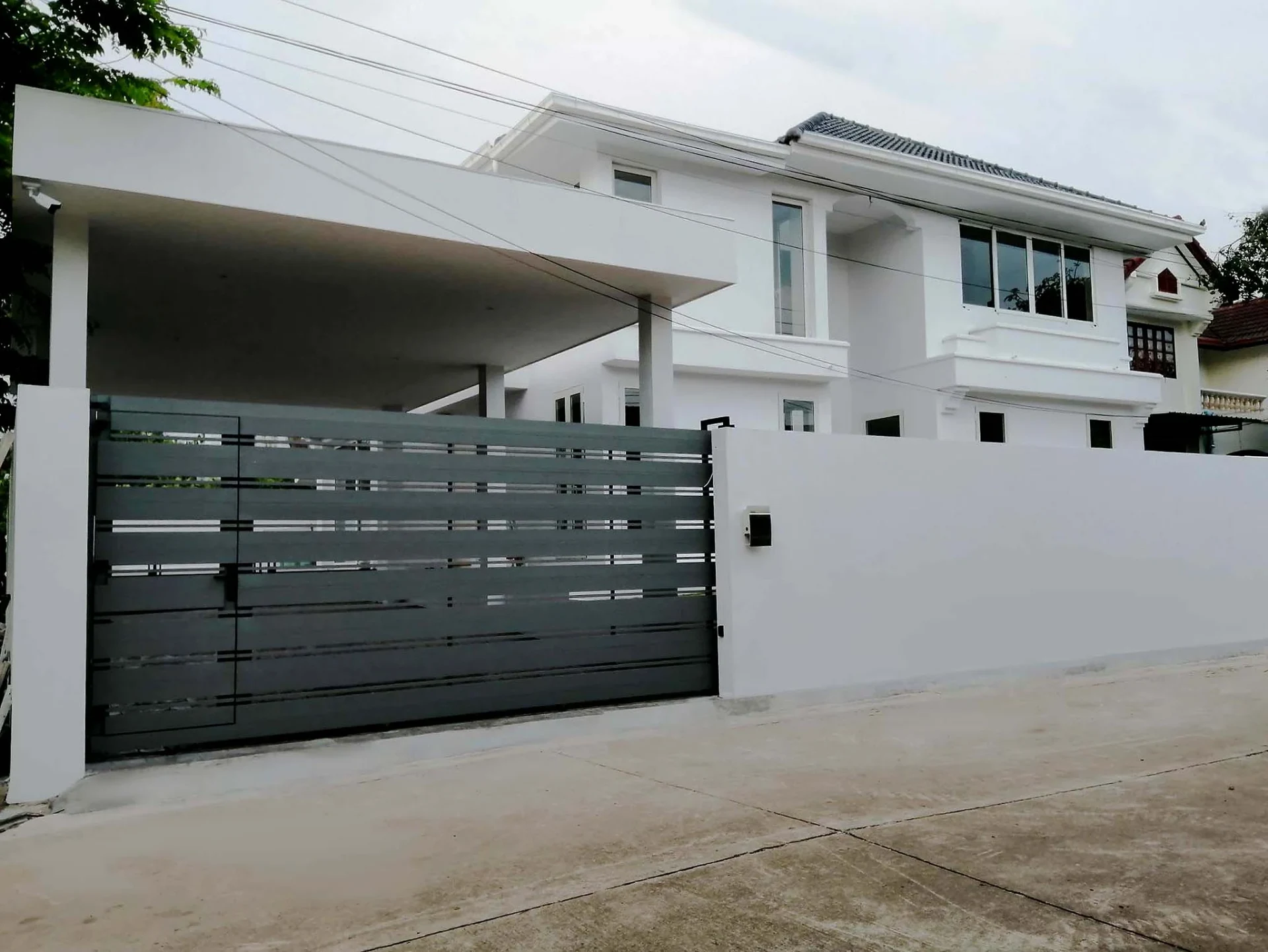 ผลงานติดตั้งประตูรั้วอลูมิเนียมลาย Twin โดย Alufence