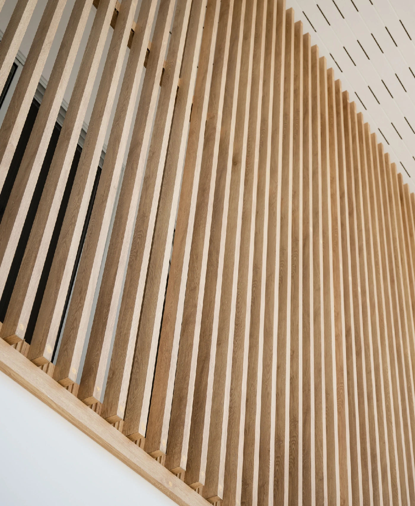 Wood-grain aluminium battens in an interior