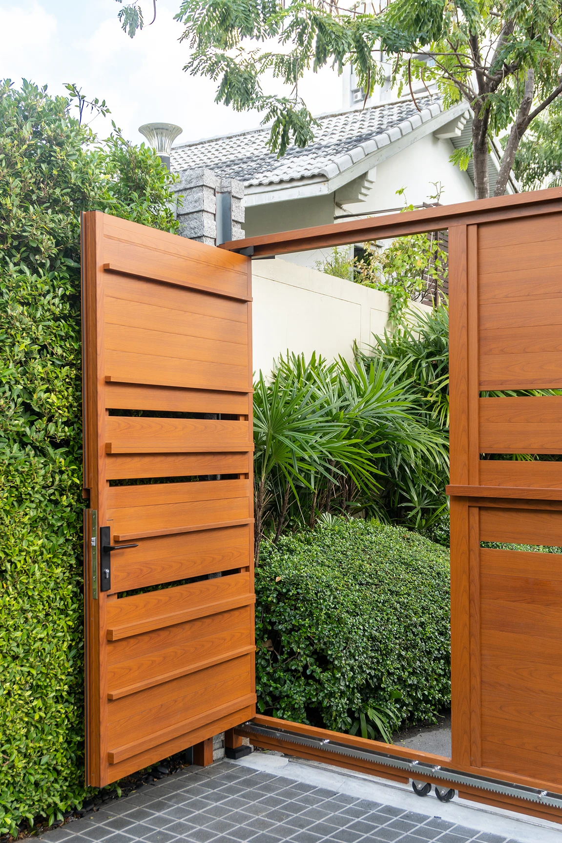 Aluminium gate example Lighting — 6